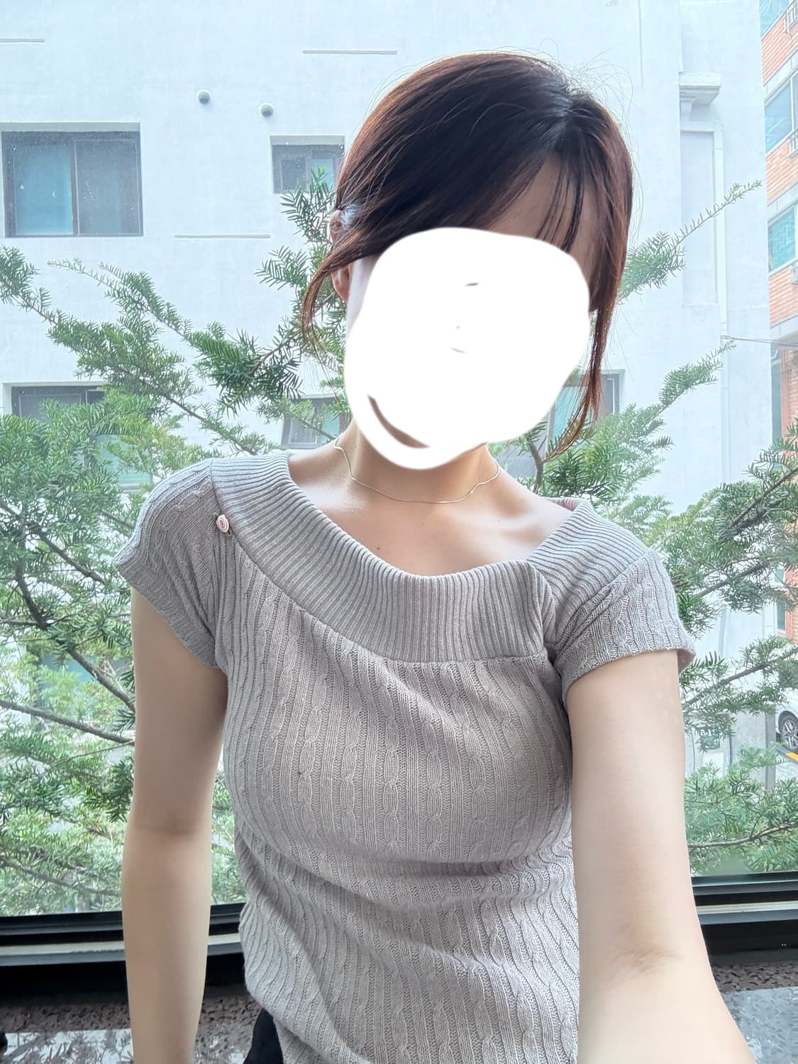 Rose 베이지 오프숄더 니트 상품이미지1