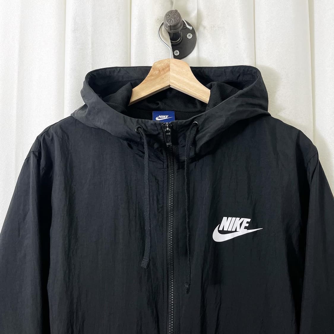 나이키 블랙 후드 로고 윈드브레이커 상품이미지2