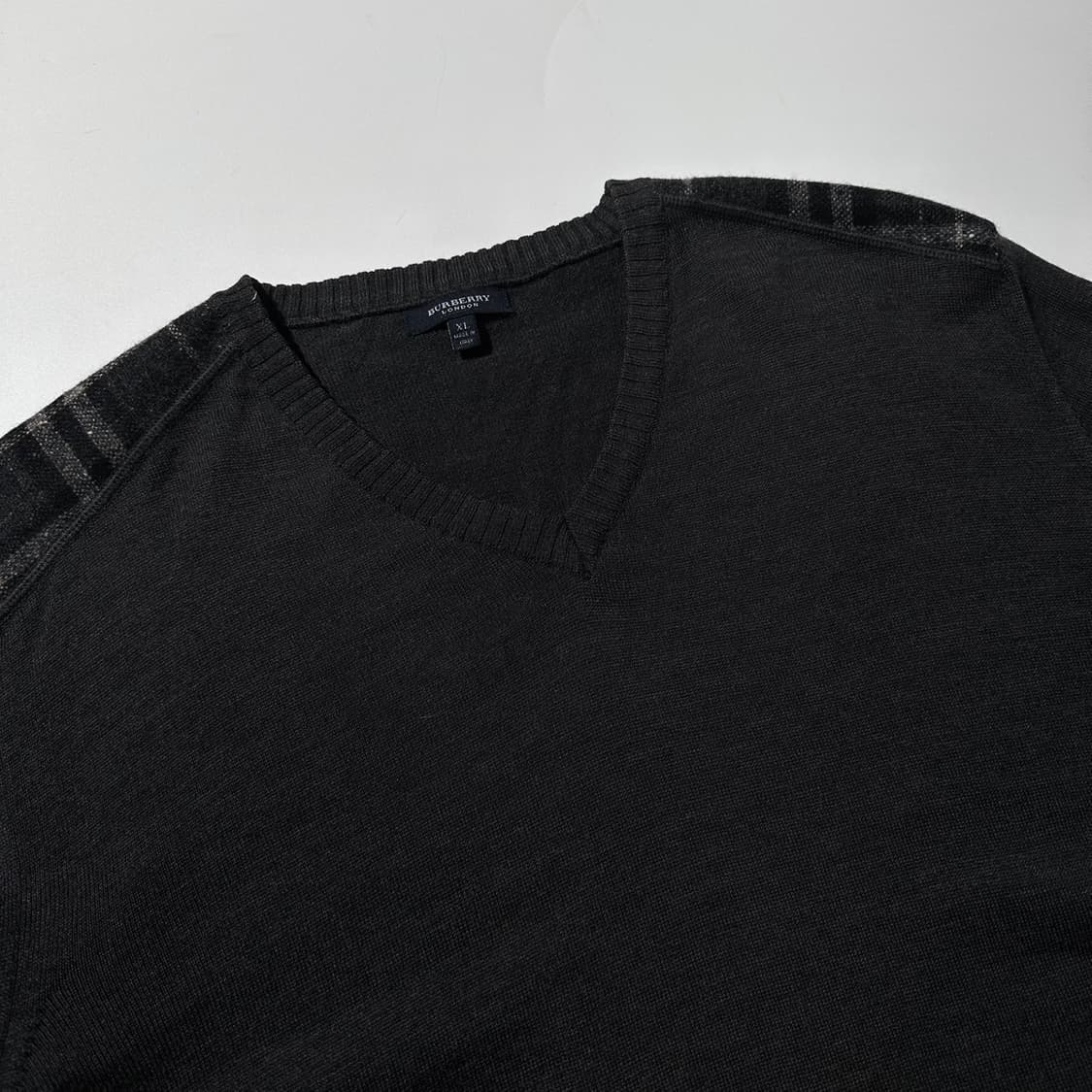 버버리 체크 숄더 메리노울 V넥 니트 상품이미지3