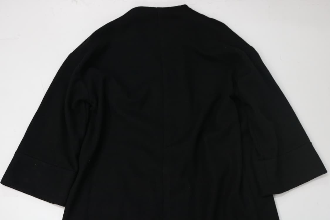 아츠로 타야마 블랙 노카라 오버핏 롱 코트 상품이미지9