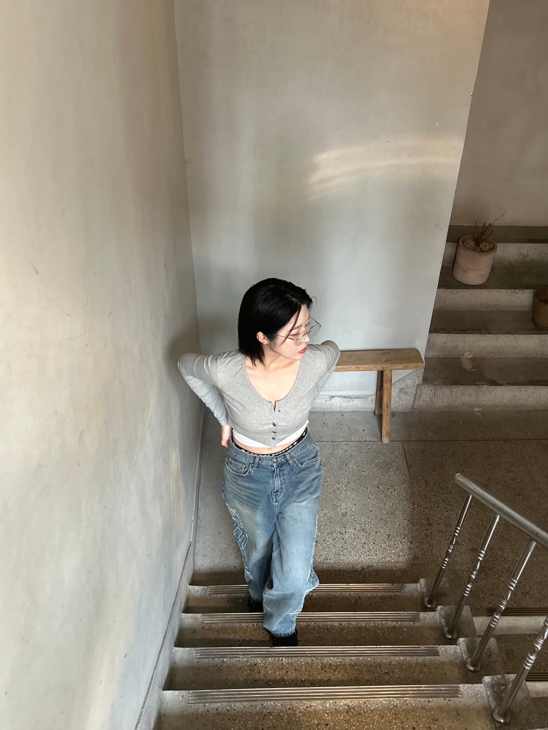 와이이이엘 로고 버튼 크롭 가디건 그레이 상품이미지1