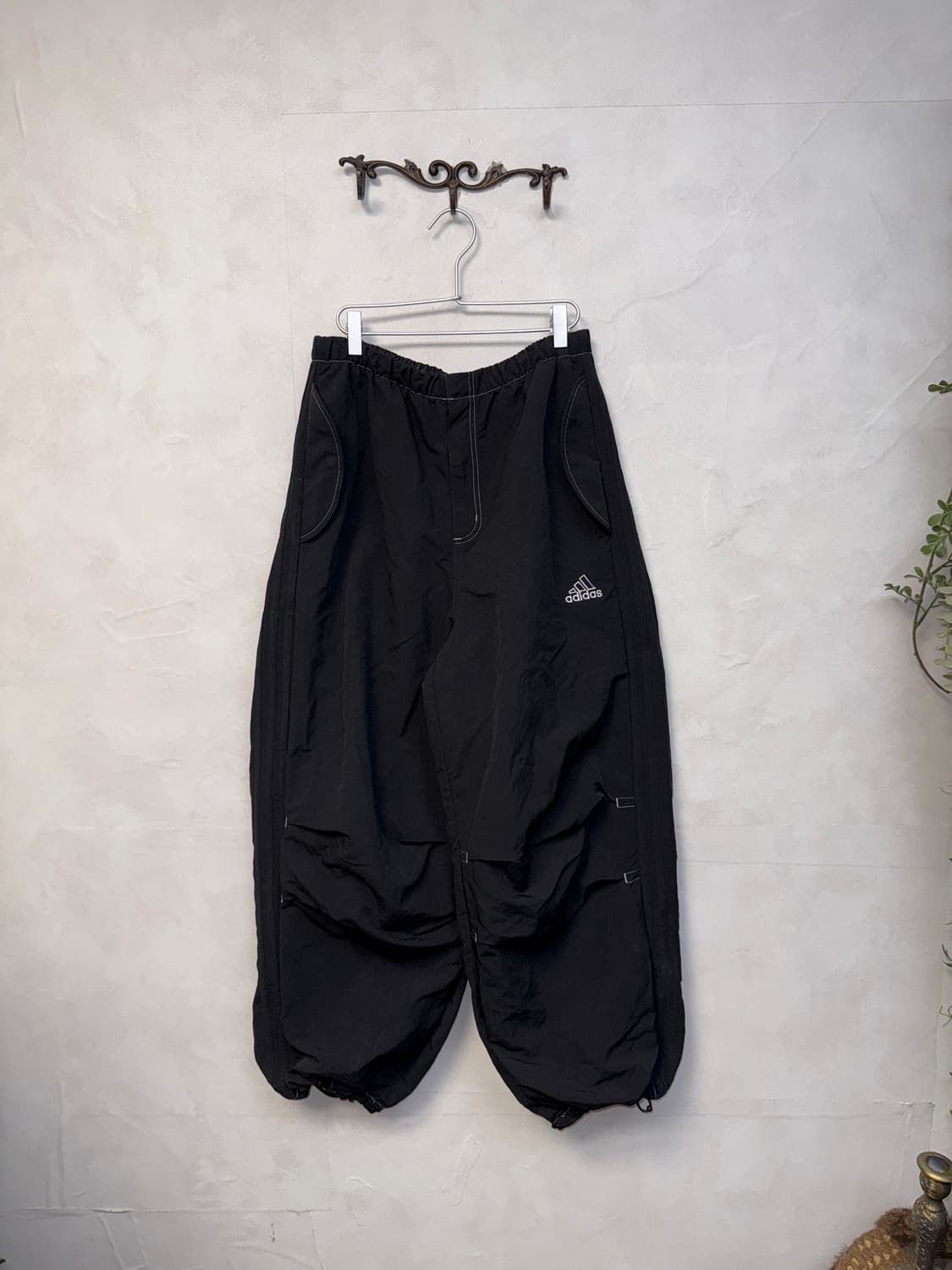 Adidas Originals parachute pants black 상품이미지1