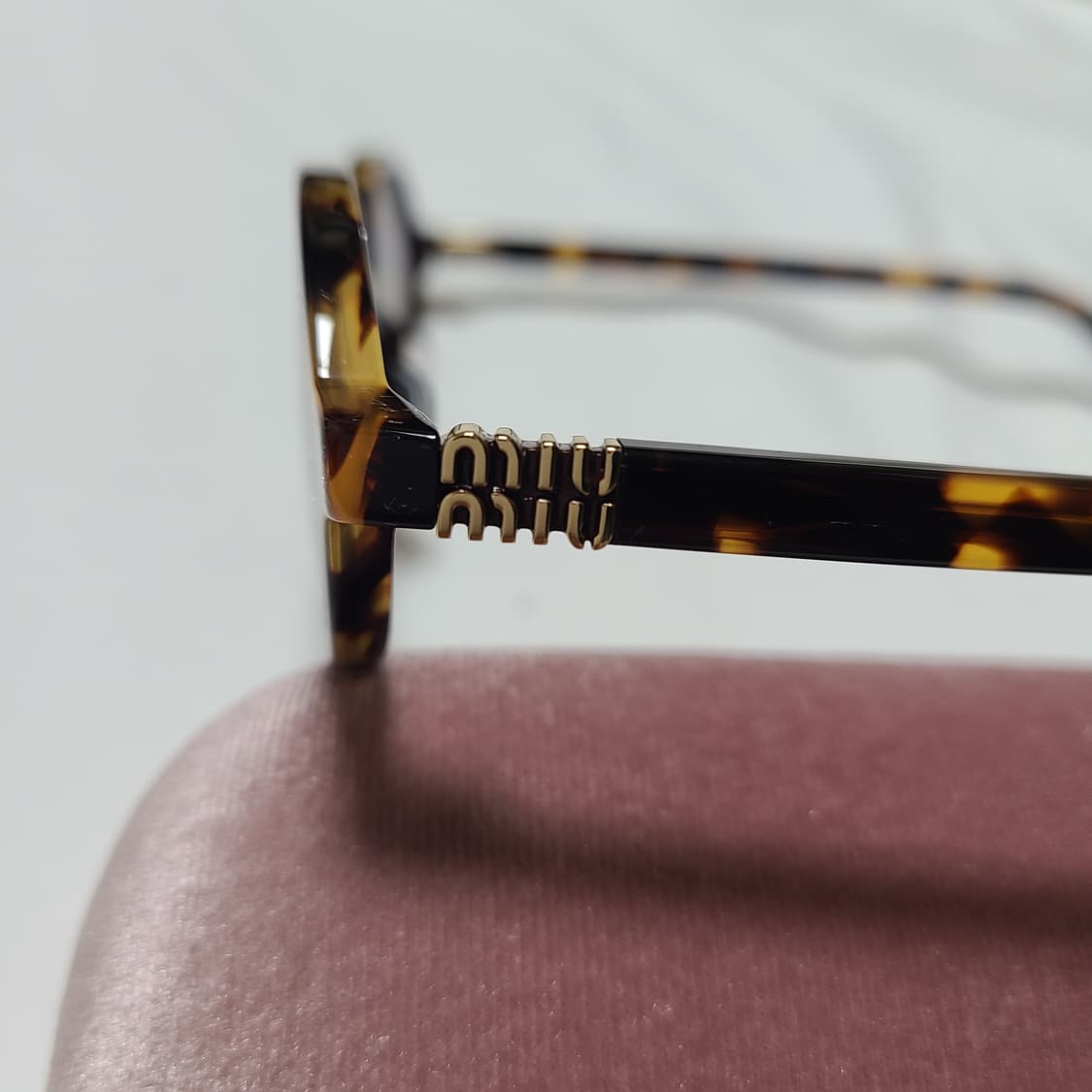 미우미우 리가드 선글라스 블루 렌즈 허니 톨토이즈쉘 아세테이트 얼터너티브 상품이미지9