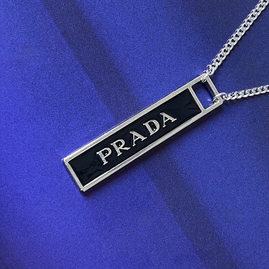 프라다 블랙바 로고 실버 목걸이 상품이미지2