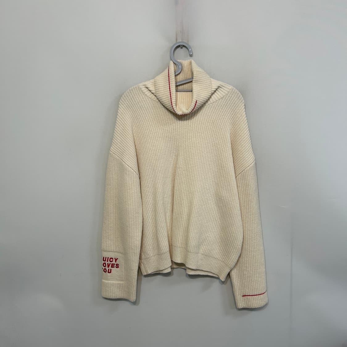 쥬시 꾸뛰르 니트 아이보리 터틀넥 새상품급 상품이미지1