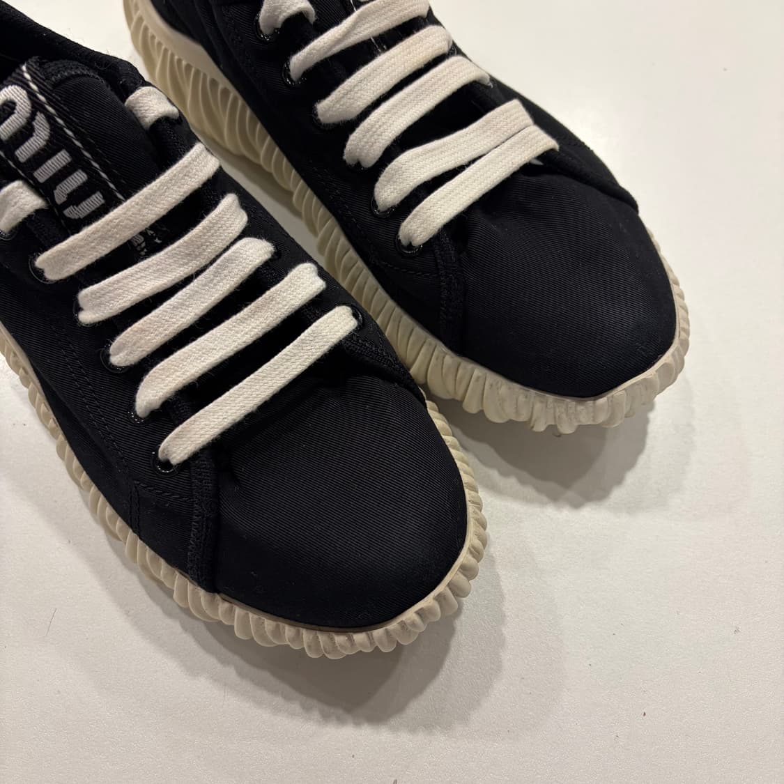 [38] 미우미우 개버딘 블랙 스니커즈 캔버스 운동화 상품이미지4