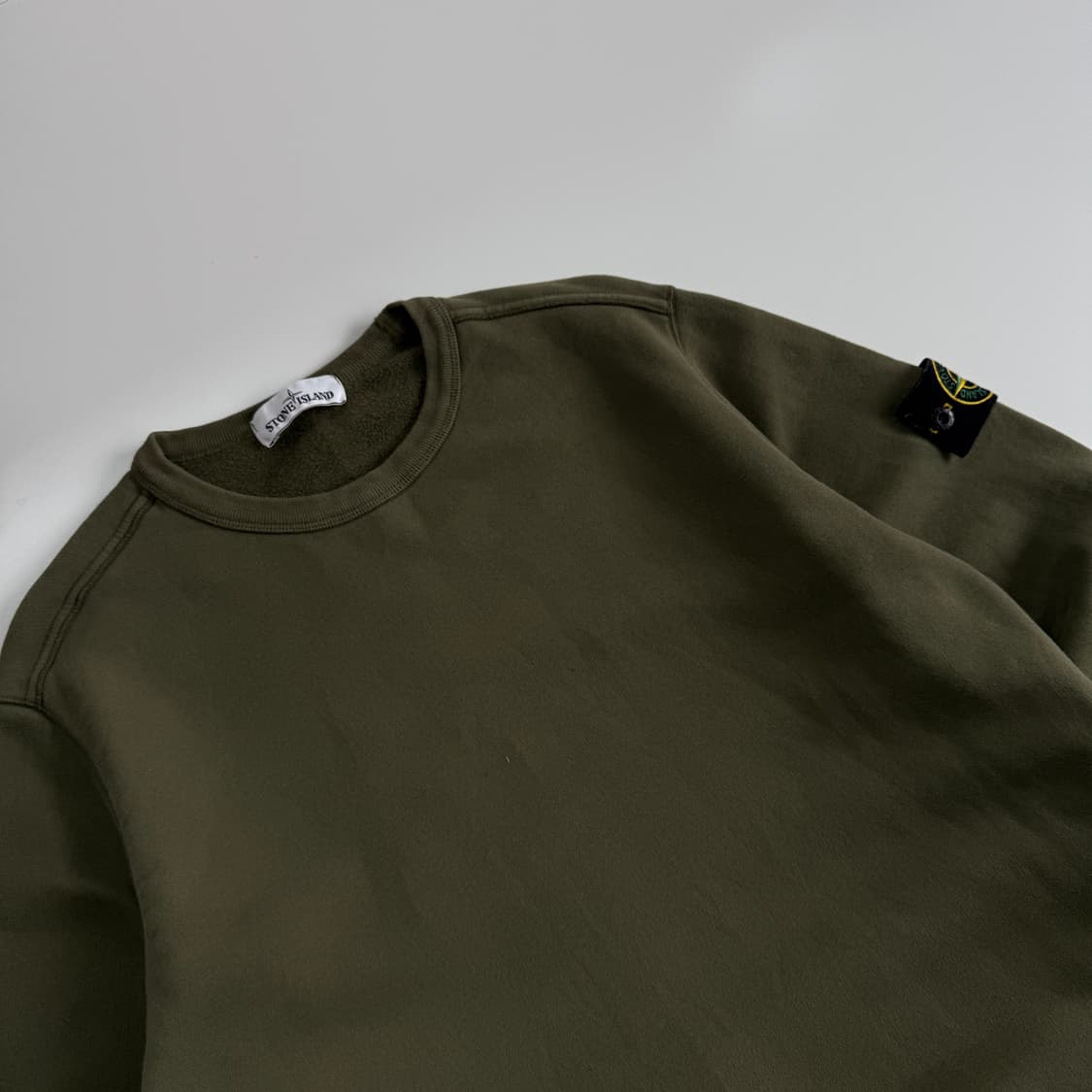 Stone island 스톤아일랜드 카키 와펜 스웻 맨투맨 상품이미지3