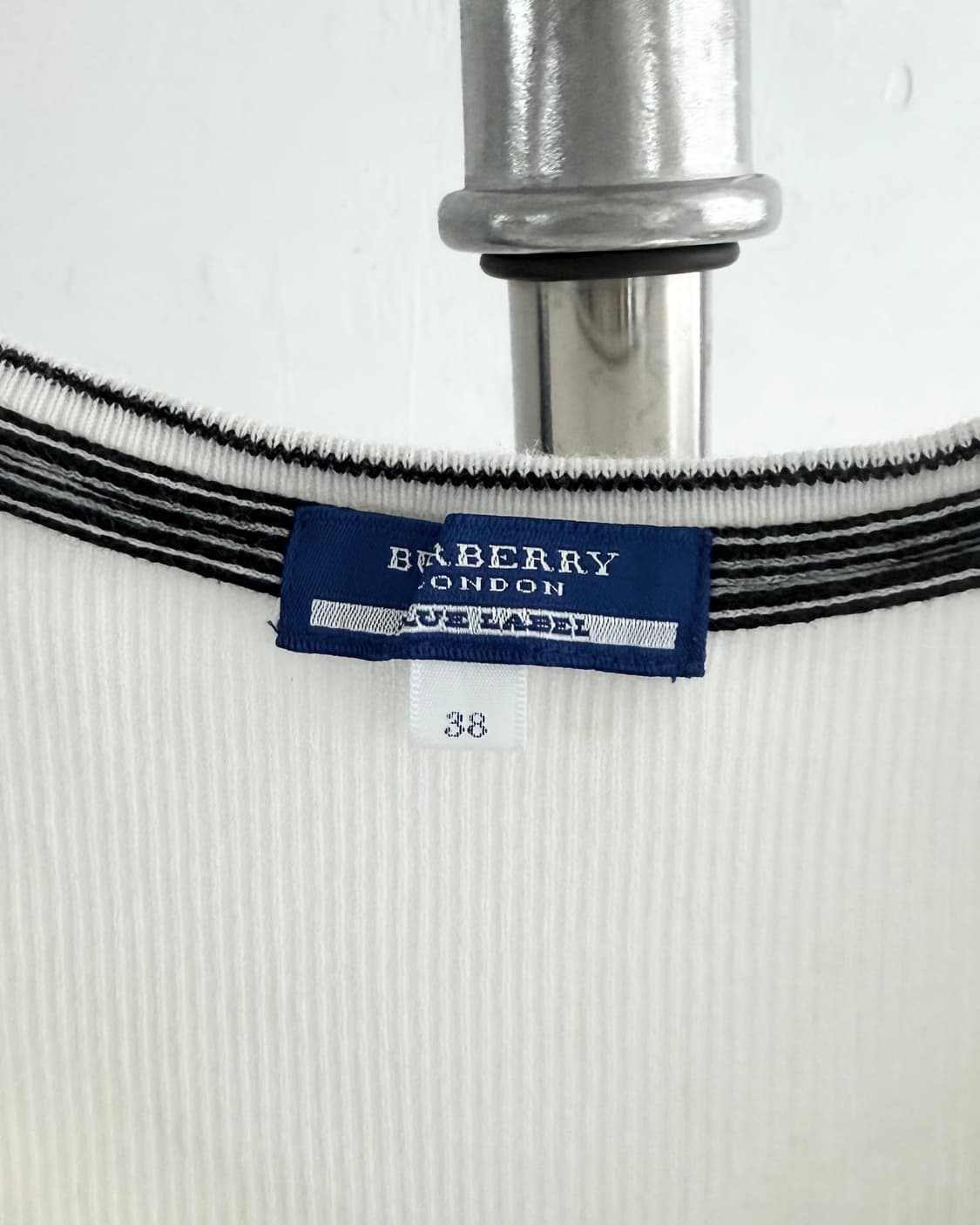 Burberry 버버리 블루라벨 화이트컬러 반팔 헨리넥 골지 티 상품이미지7