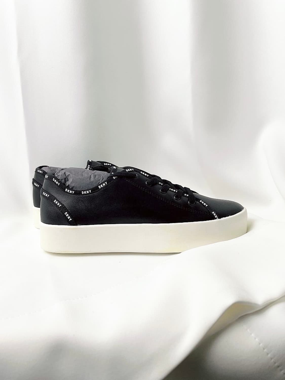 (정품/새상품) DKNY 여성 화이트 블랙 로고 라인 스티치 스니커즈 상품이미지5