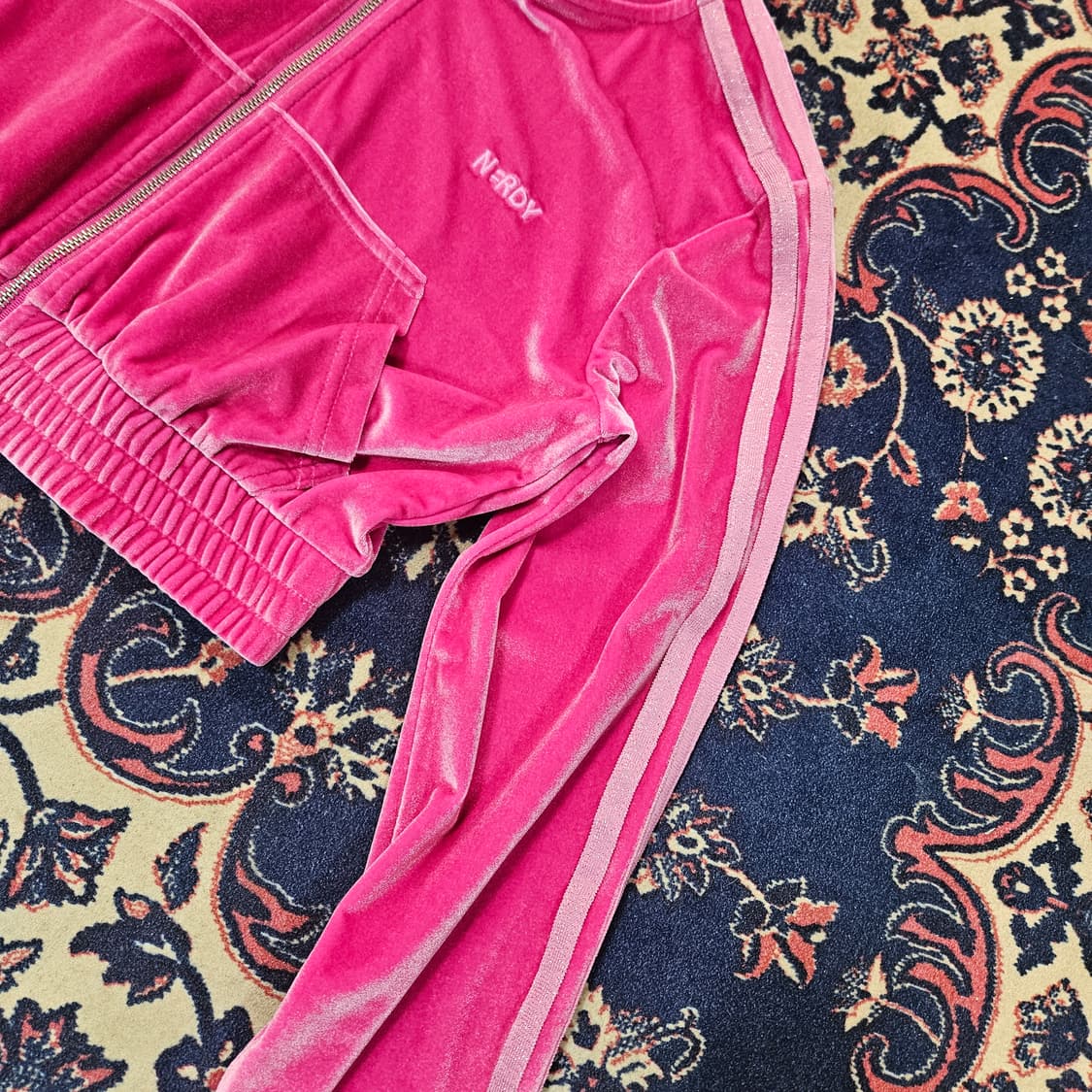 널디(Nerdy) 23fw 벨루어 후드 크롭 저지 S size 상품이미지3