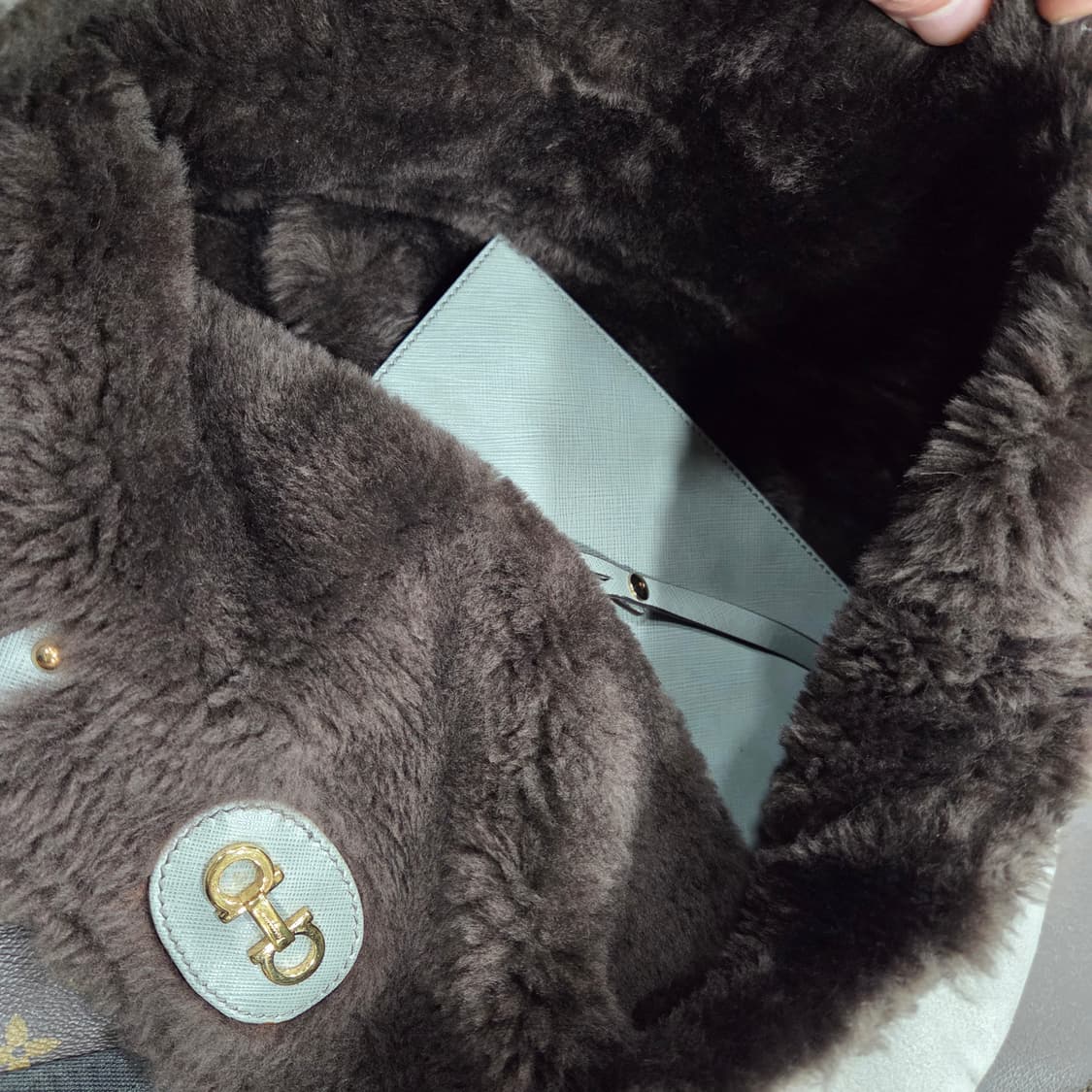 페라가모 무스탕 시어링 토트앤 숄더 상품이미지6