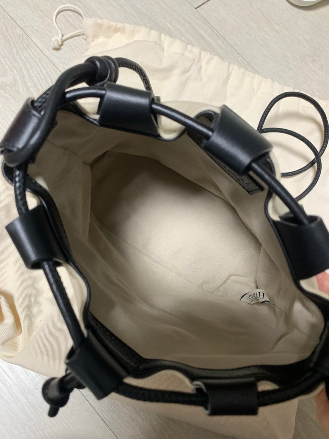 헤레우 리네라백 블랙 새상품 (정가 710,000원) 네모세모님 착용 상품이미지6