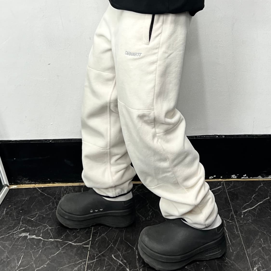 칼하트 WIP 플리스 트랙팬츠 화이트 상품이미지1