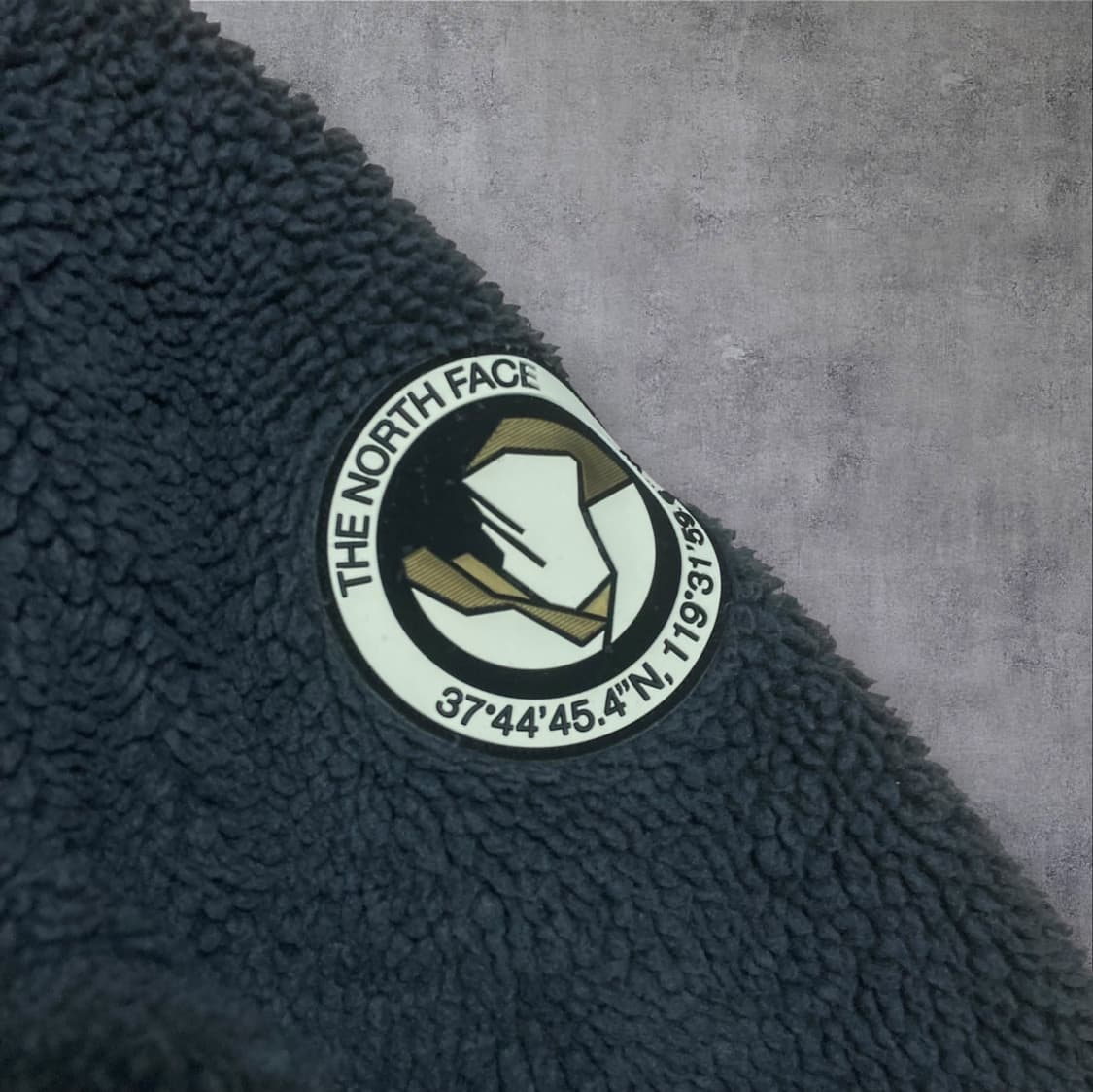 노스페이스 스몰 로고 사이드 패치 차콜 쉐르파 자켓 상품이미지3