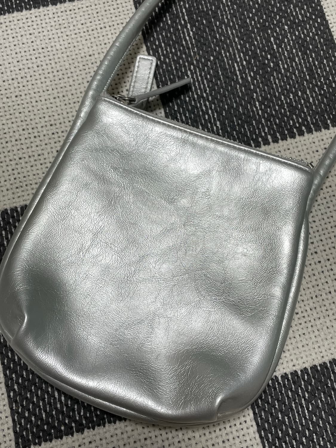 여밈 실버 크로스백 상품이미지3