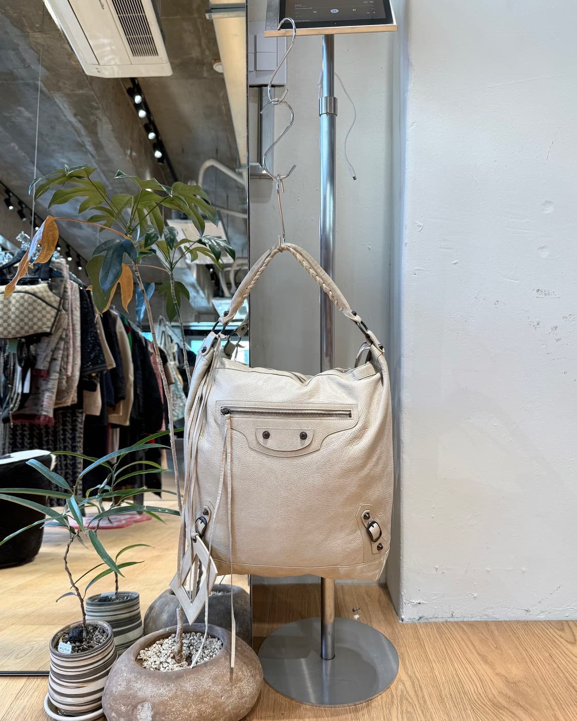 발렌시아가 베이지 클래식 데이 숄더백 상품이미지1