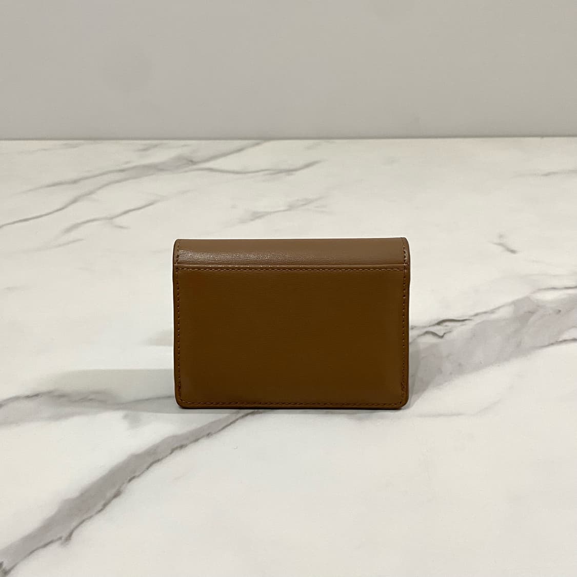 셀린느 카프스킨 플랩 카드 지갑 베이지 브론즈 10I583DPV-18BU 상품이미지6