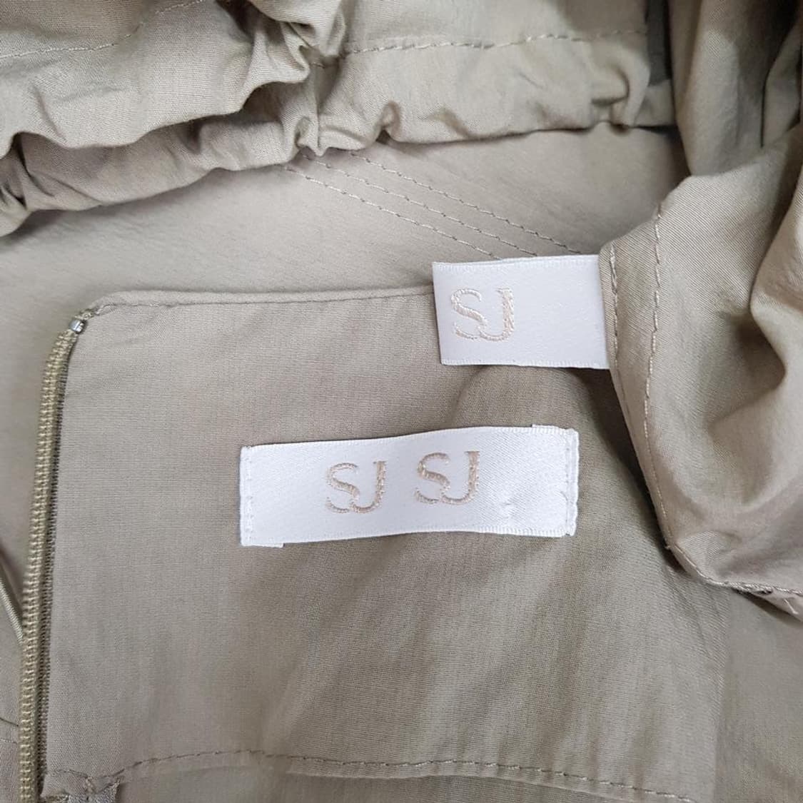 한섬 SJSJ 2023 드로우 스트링셔츠 점퍼 슬리브리스 원피스 세트 상품이미지8