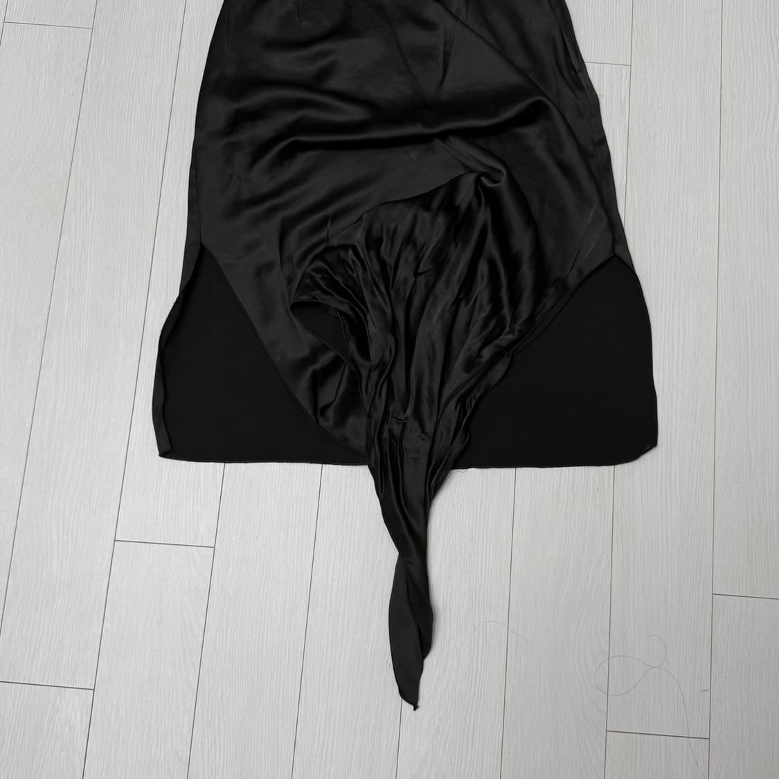더오픈프로덕트 블랙 새틴 스커트 상품이미지4