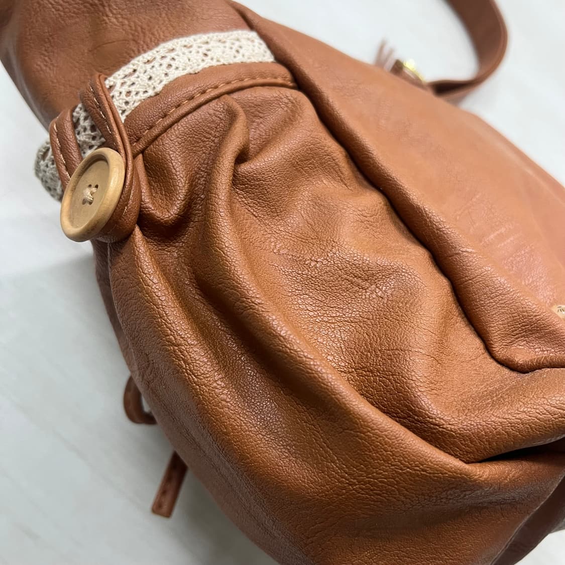 모리 가방 레이스 리본 가죽 브라운 크로스백 상품이미지4