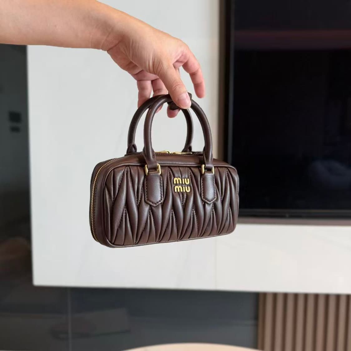 미우 미우 아르카디 마테라쎄 나파 레더 미니백 블랙2 상품이미지2