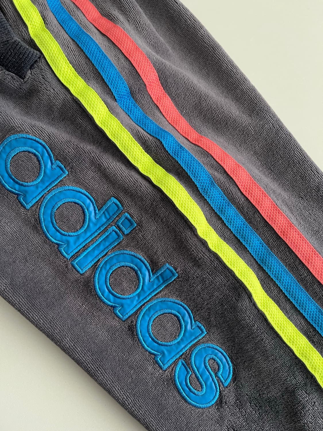 90) 아디다스 올드스쿨 벨벳 y2k 트레이닝팬츠 상품이미지3