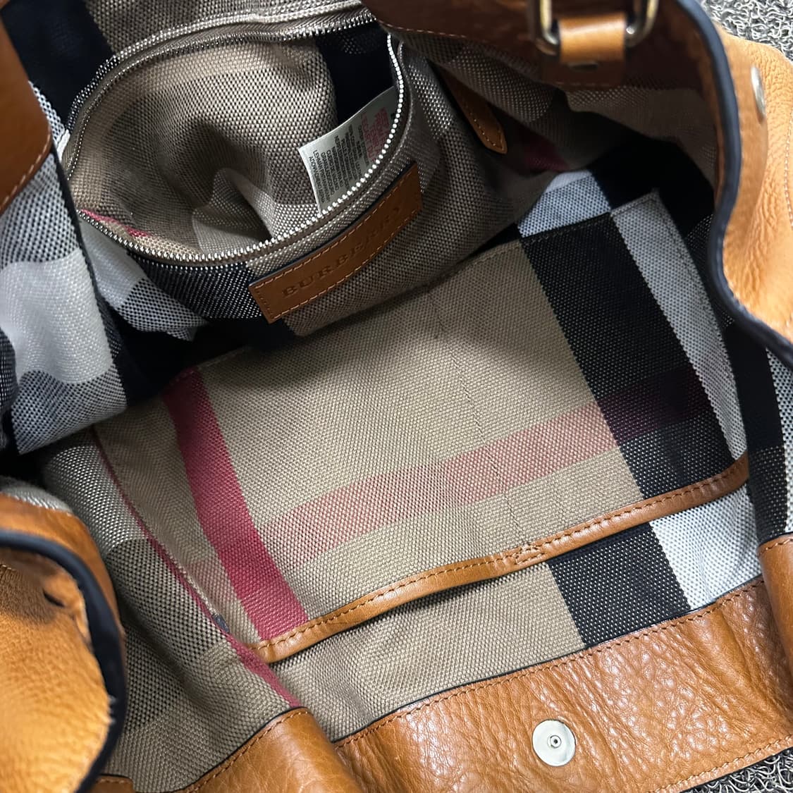 버버리 소가죽 메이드스톤 여성 토트백 3963640 상품이미지5