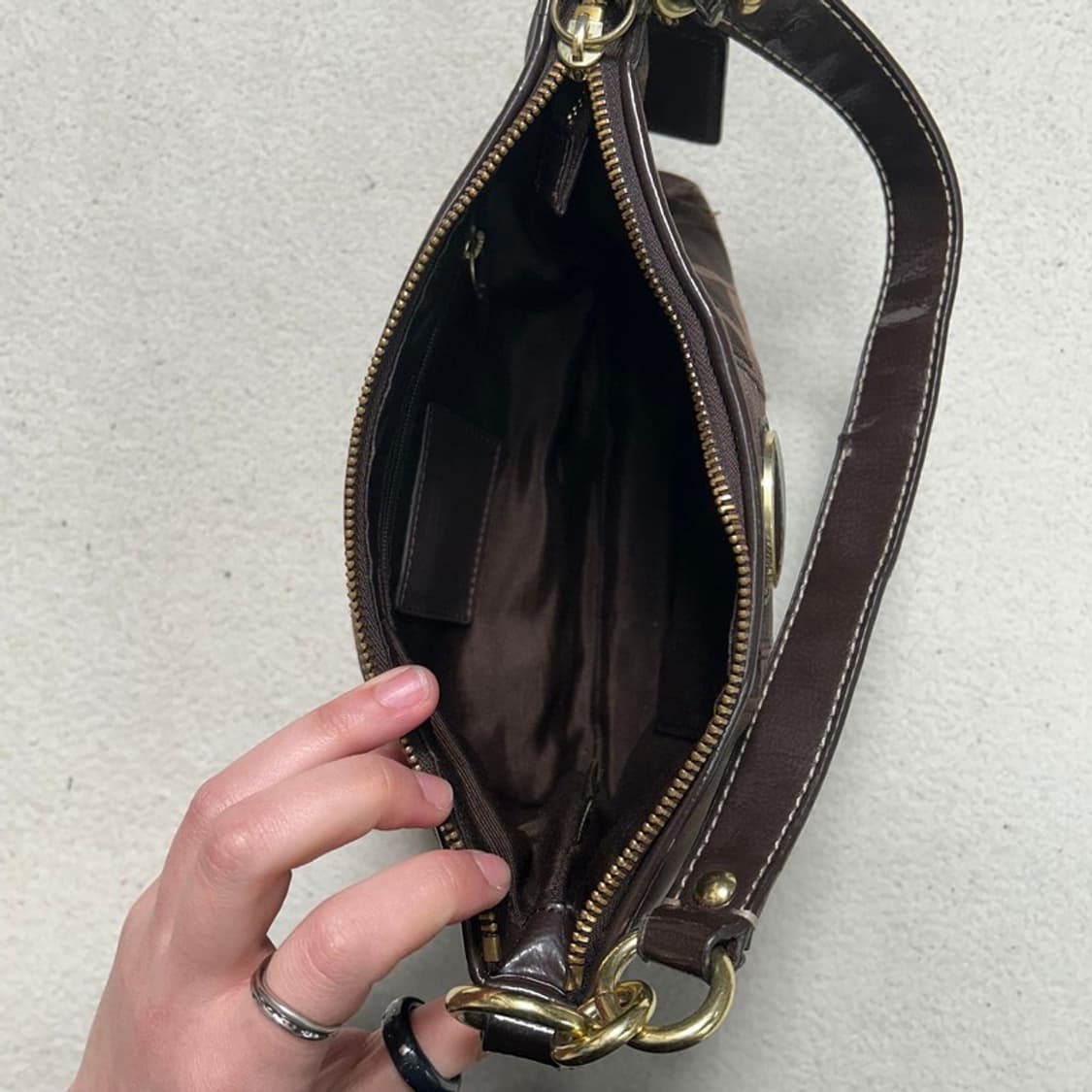 코치 시그니처 패턴 패브릭 모카브라운 숄더백 상품이미지4