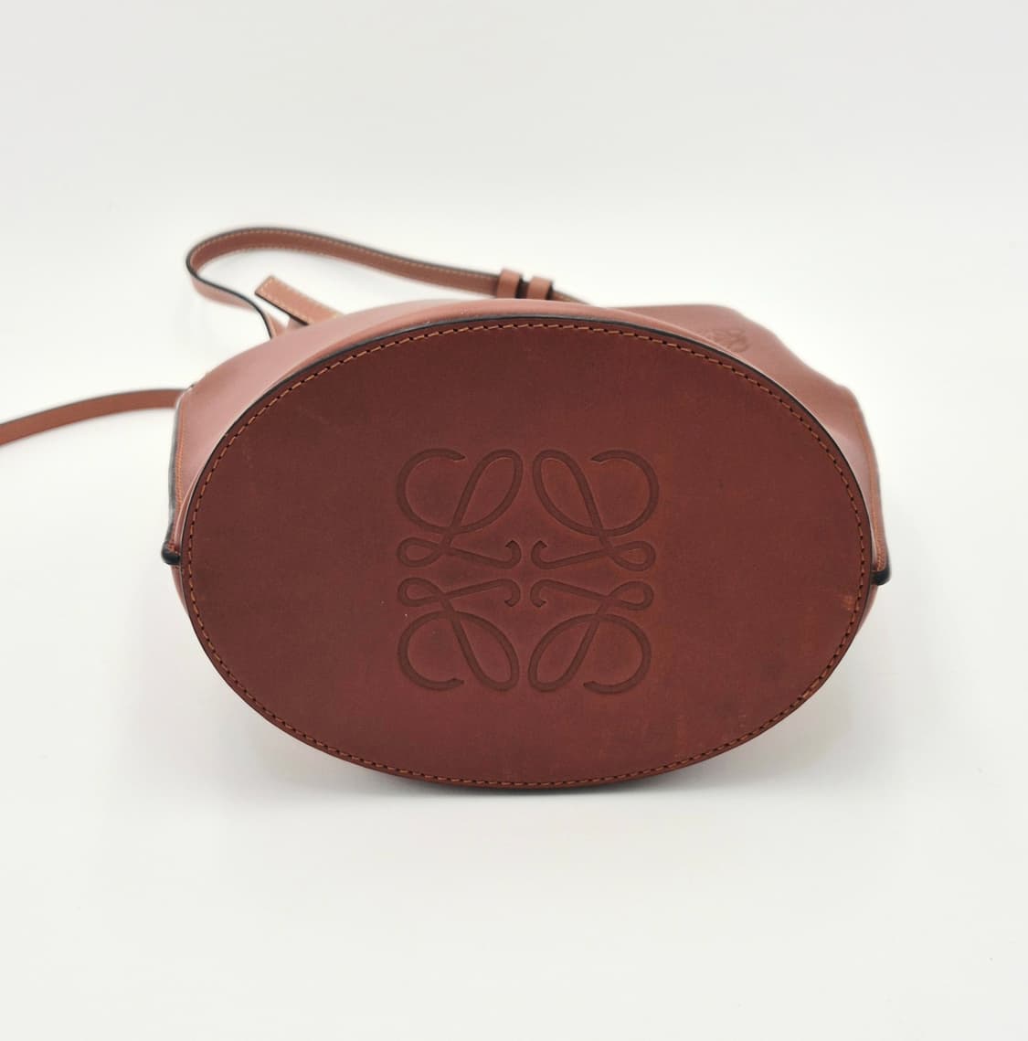 로에베 케이트 탑핸들 버킷백 상품이미지7