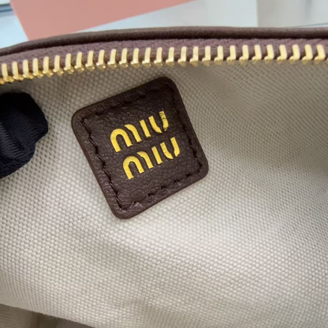 미우 미우 나파 레더 미니 파우치 오크 상품이미지9