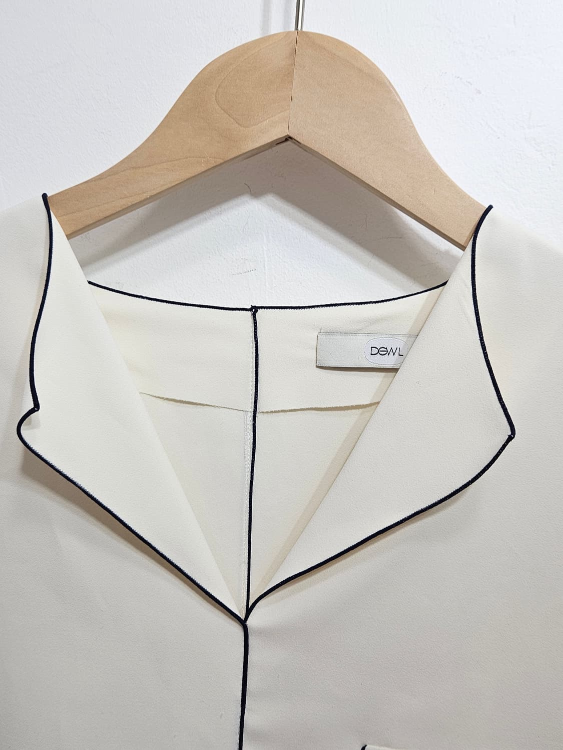 듀엘(DEWL) 브이넥 선파이핑 블라우스, 아이보리 상품이미지2