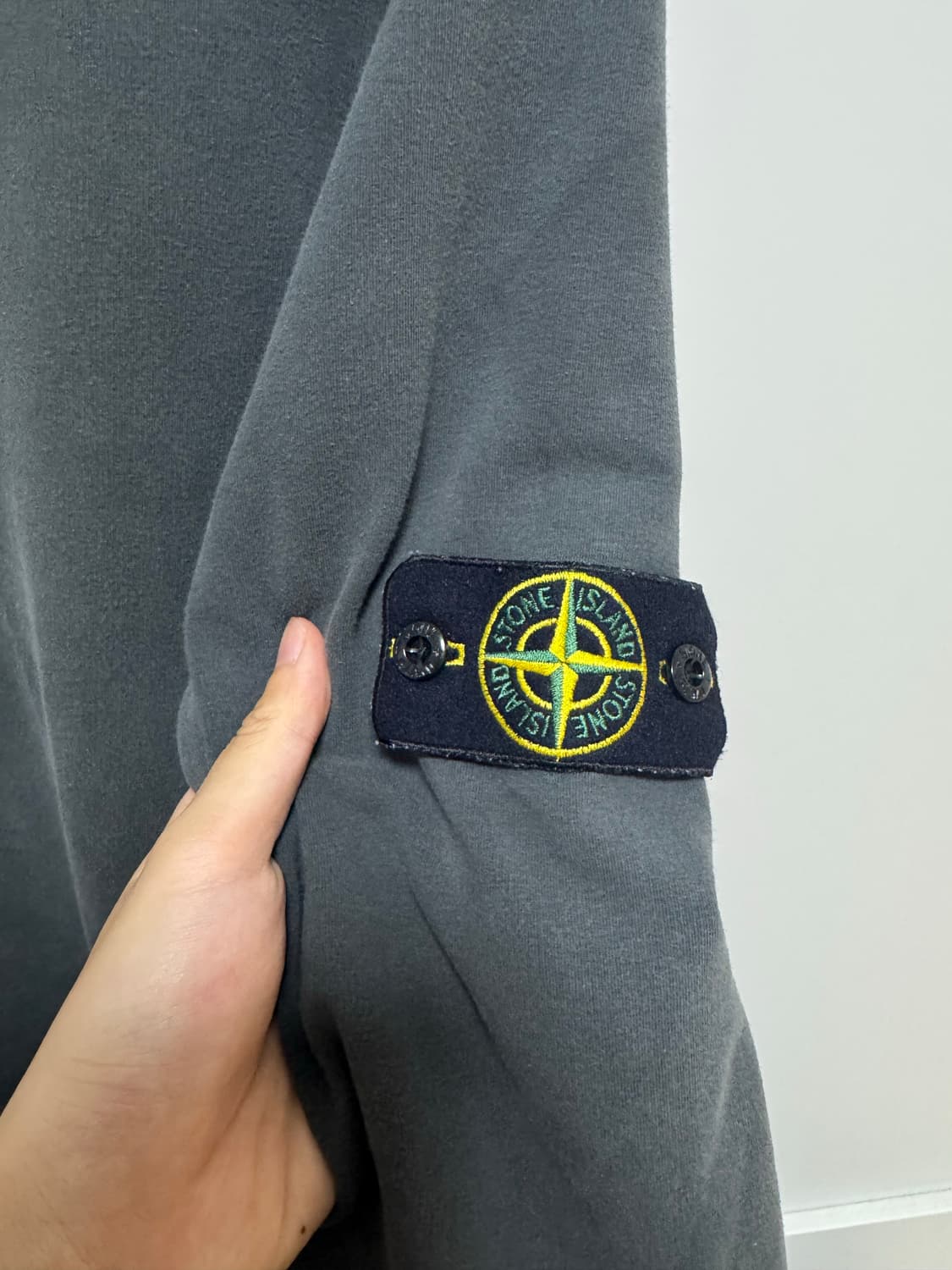 스톤아일랜드 차콜 맨투맨 상품이미지4