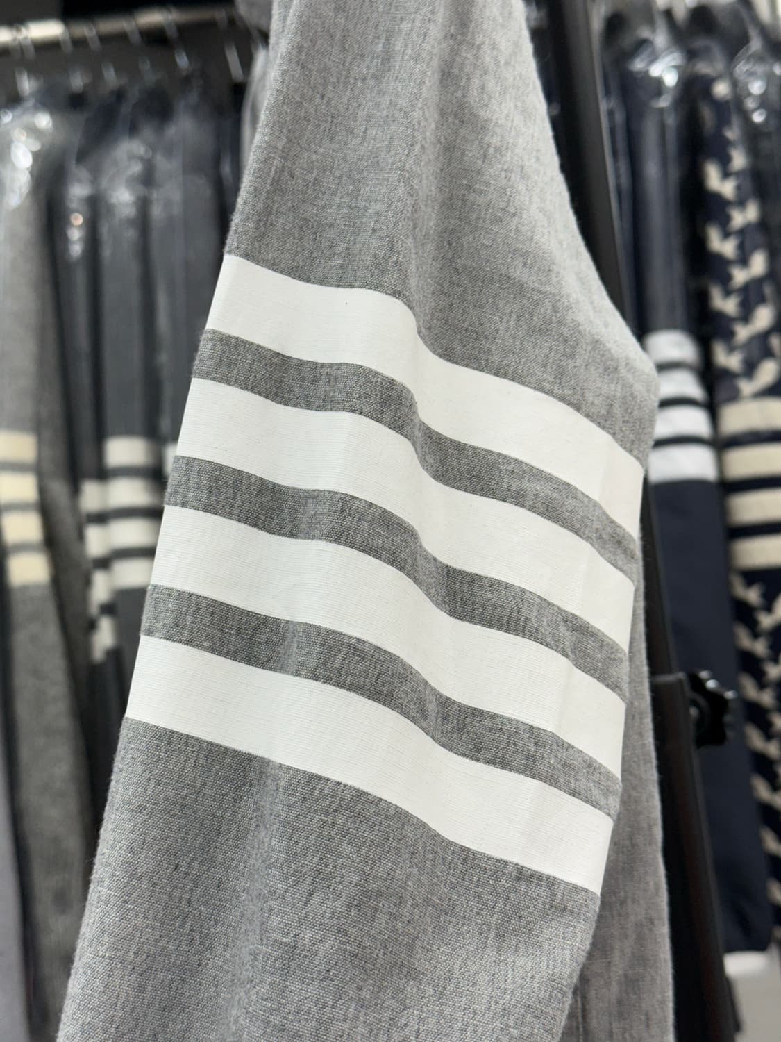 [2] 톰브라운 사선완장 샴브레이 셔츠 상품이미지3