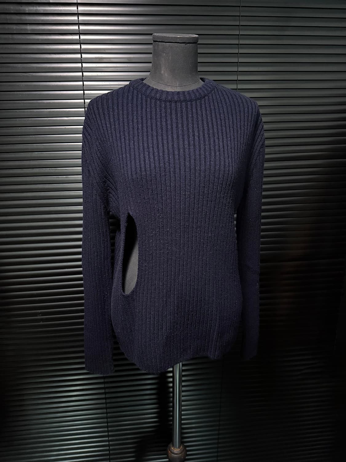 더오픈 프로덕트 YY 컷아웃 니트 스웨터 구멍 홀 디테일 네이비 남색 상품이미지1