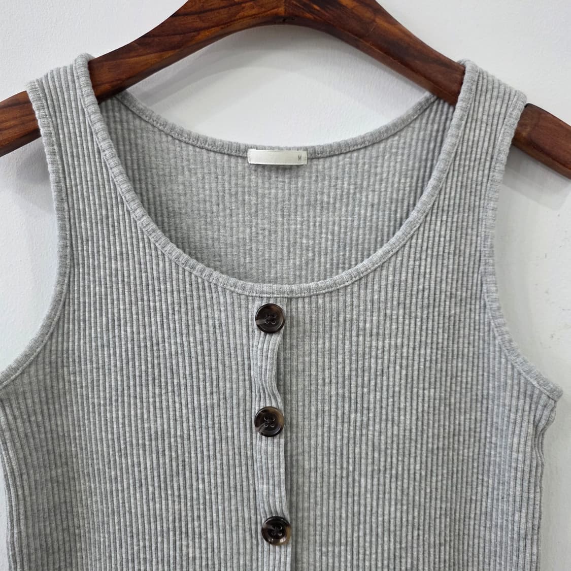 GU 그레이 버튼 포인트 골지 슬림 나시 상품이미지3