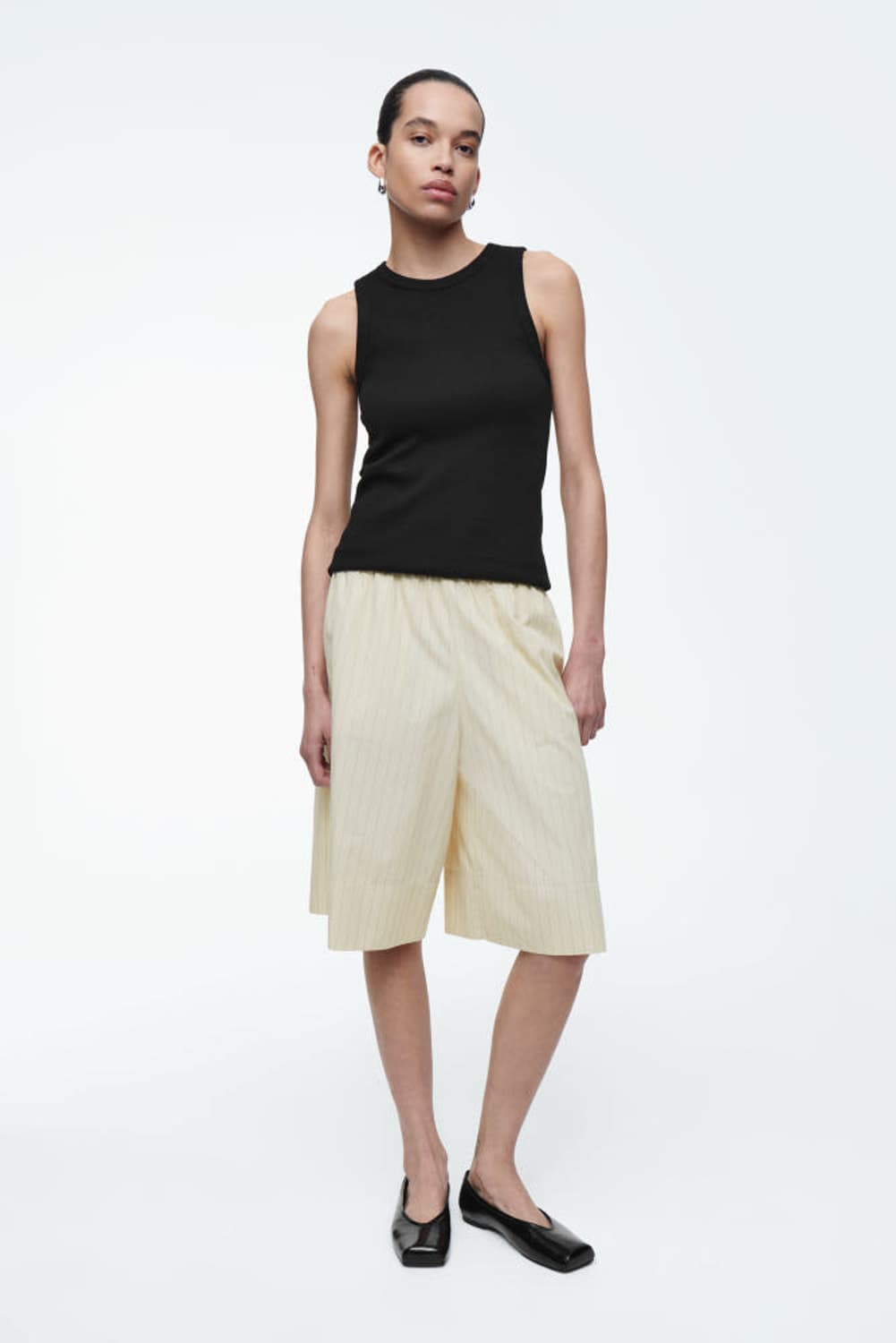 COS 코스 핀스트라이프드 니-레노스 쇼츠 크림(40) 상품이미지1