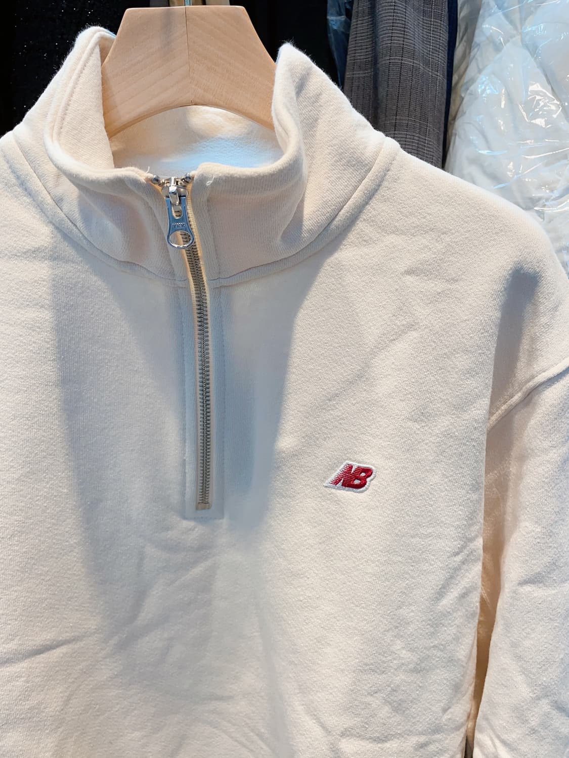 (정품/새상품) 뉴발란스 공용 베이지 NB 자수 로고 반 집업 맨투맨 상품이미지2