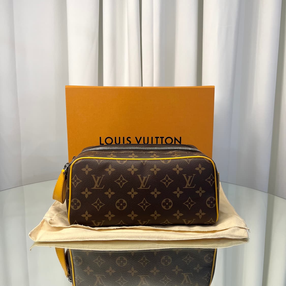 루이비통 모노그램 돕키트 파우치 엘로우 상품이미지2
