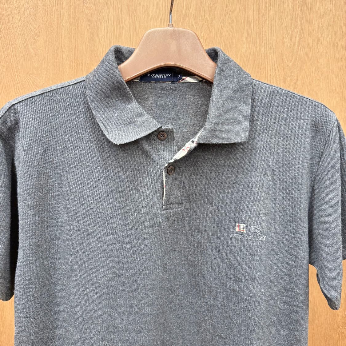 버버리 런던 카라 반팔 티셔츠 체크 배색 로고 자수 디테일 그레이 상품이미지4