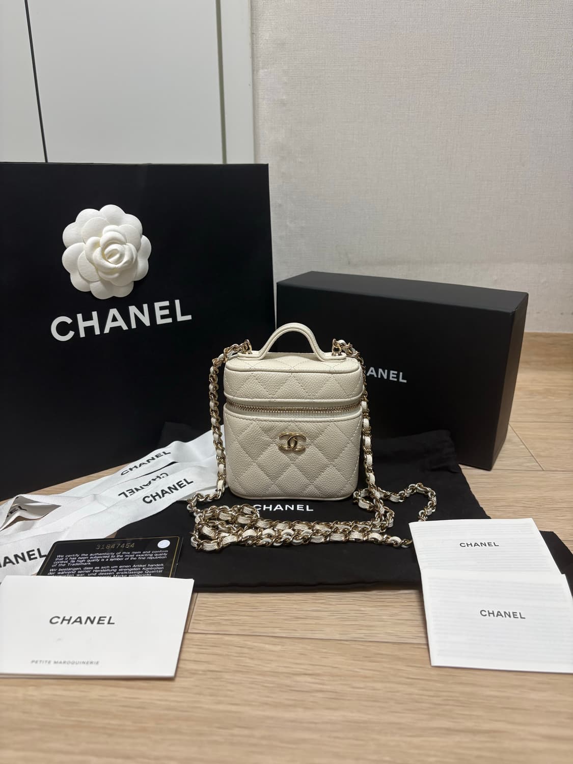 (새상품급) 샤넬 캐비어 램스킨 금장 베니티백 화이트 상품이미지1