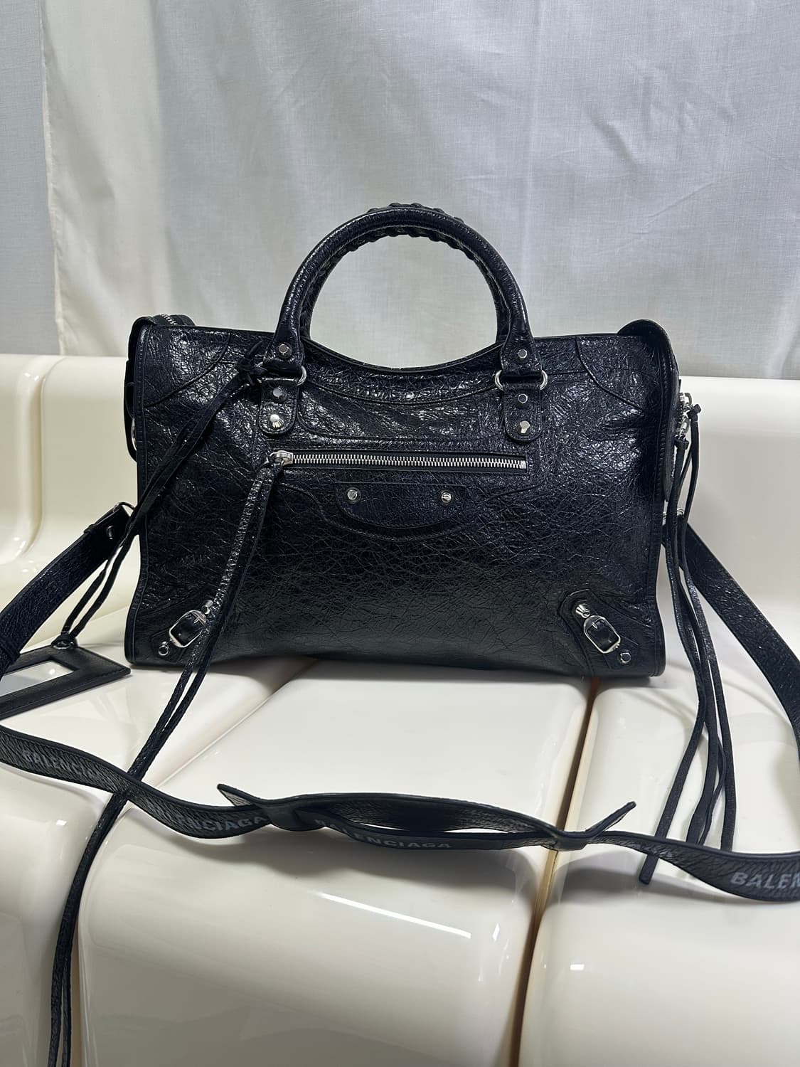 [새상품급 정품] 발렌시아가 시티 모터백 미디움 로고스트랩 상품이미지3