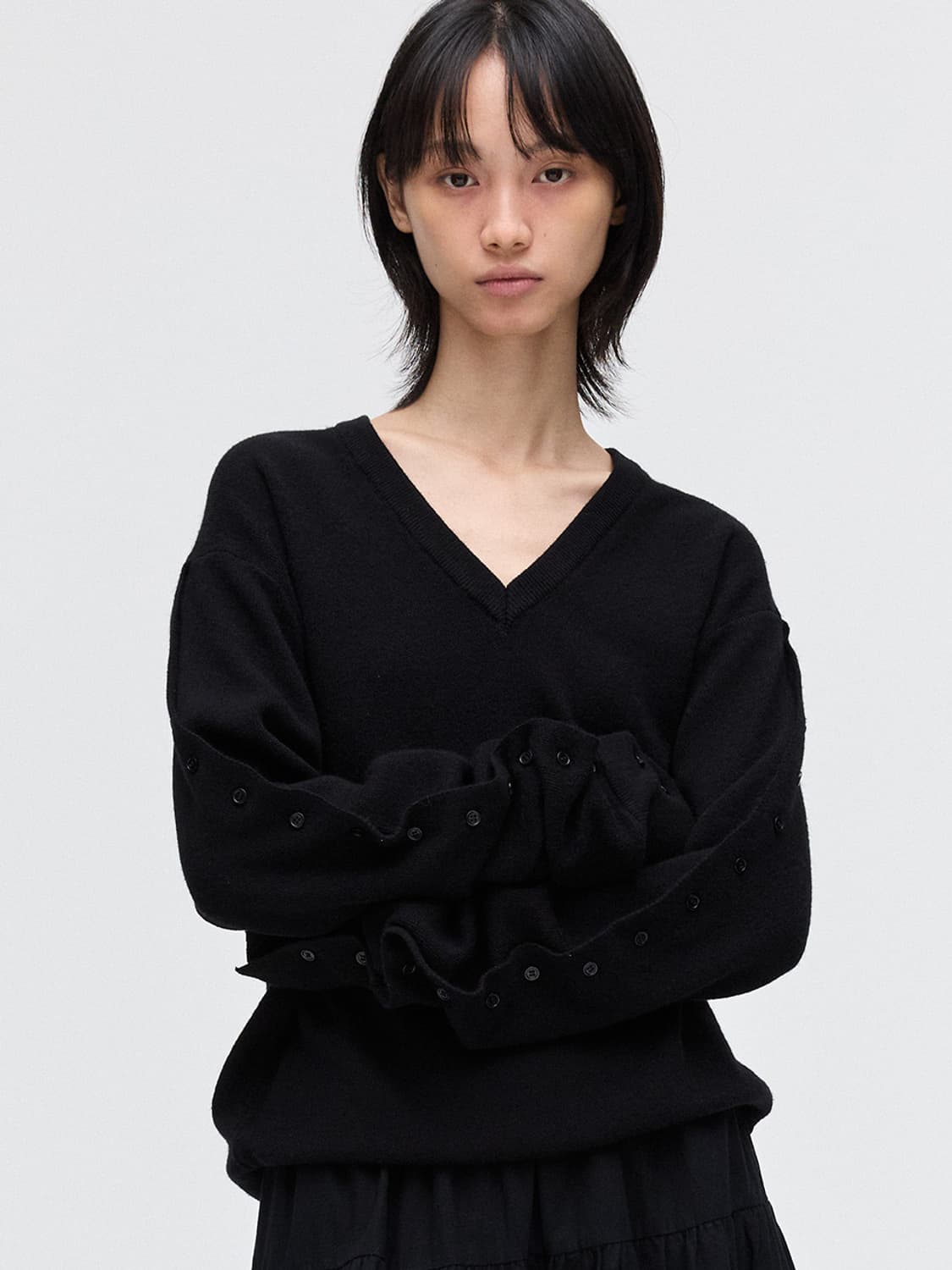 BUTTON SLEEVE V - NECK KNIT, BLACK 상품이미지1