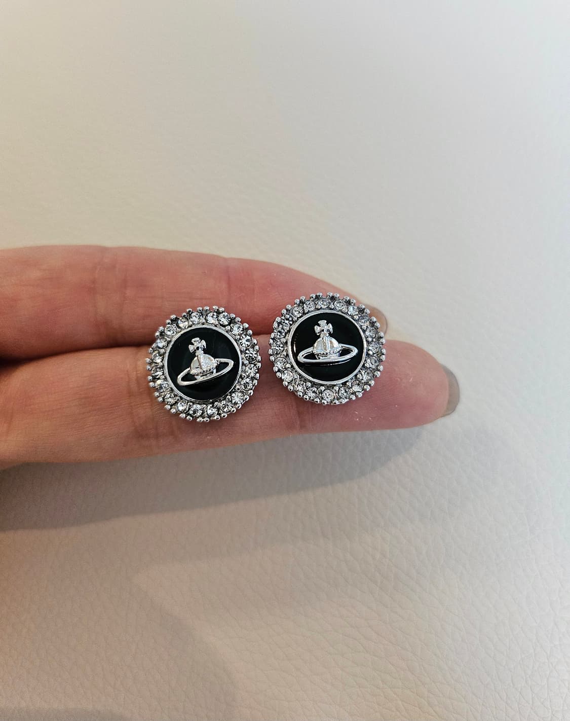 비비안웨스트우드 업사이클링 블랙 단추 귀걸이 상품이미지5