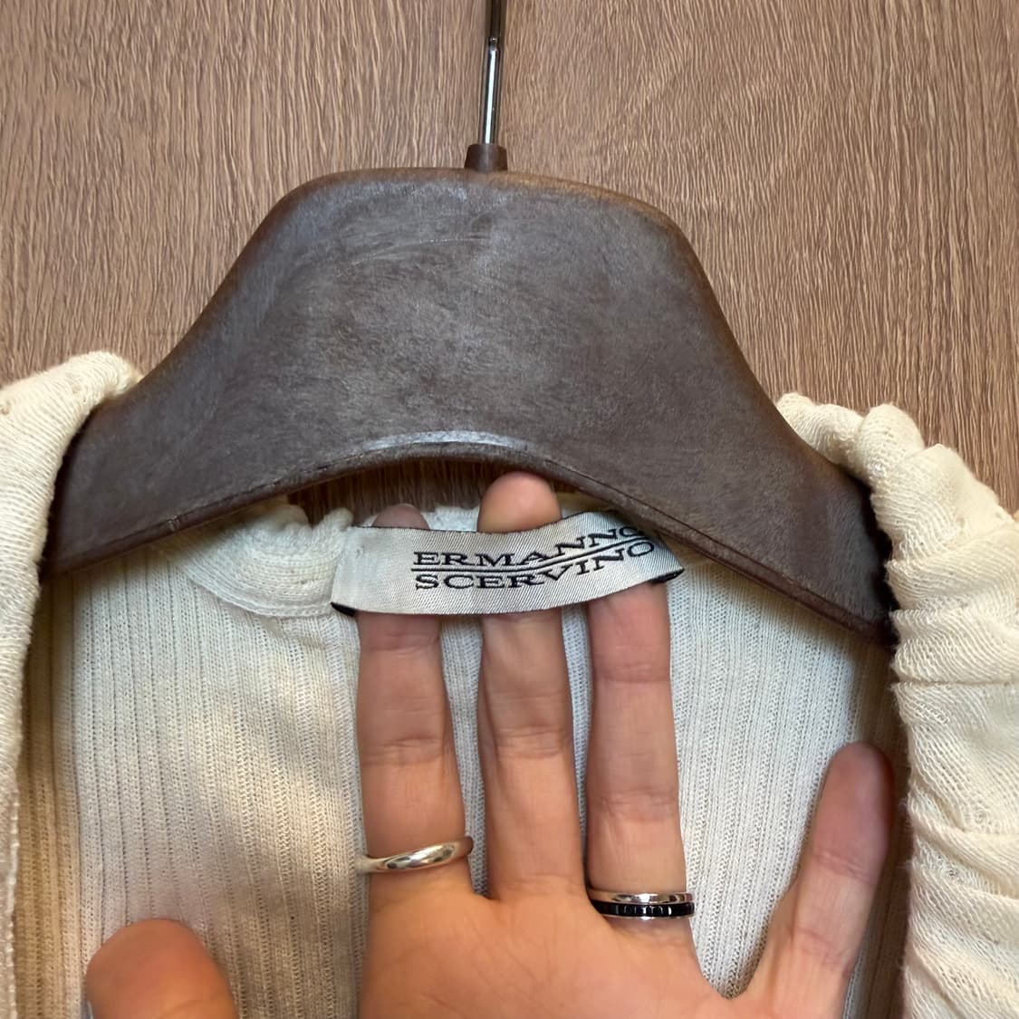 에르마노 설비노 슬리브리스 골지 니트 러플 카라 디테일 슬림핏 아이보리 상품이미지6