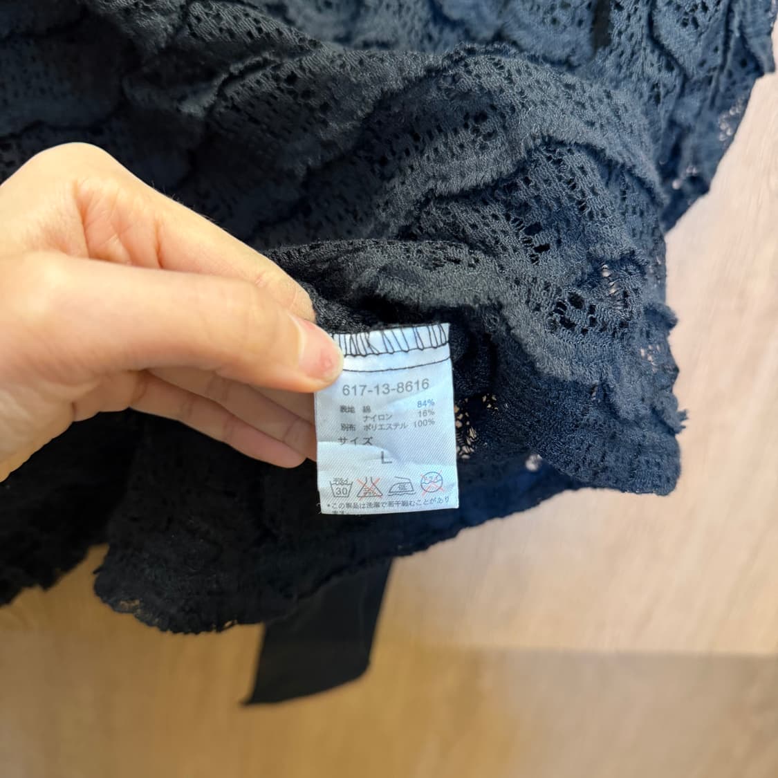 빈티지 라운드넥 시스루 반팔 니트 백 스트랩 타이 디테일 루즈핏 블랙 상품이미지6