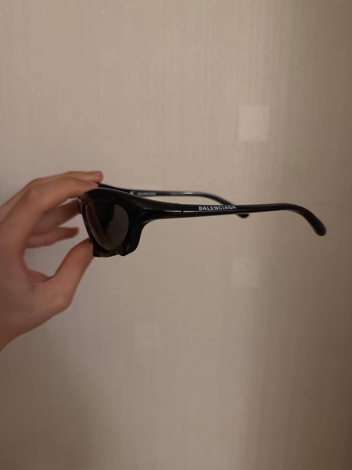 발렌시아가 배트 선글 (퍼렐착용) 상품이미지3