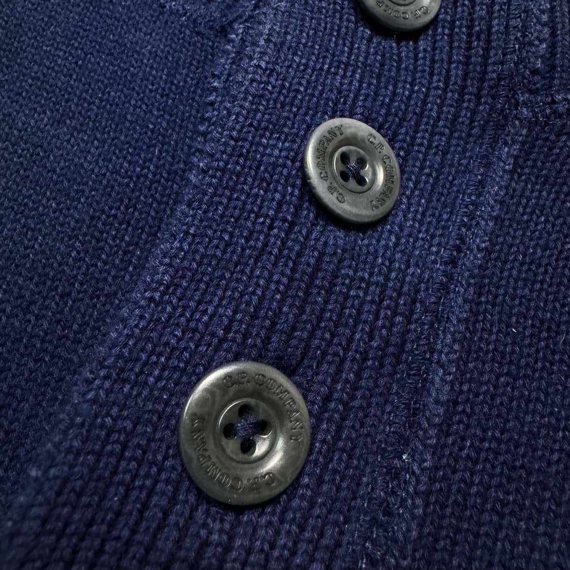 Name : C.P.컴퍼니 각인버튼 네이비컬러 반집업 니트 :)  상품이미지3