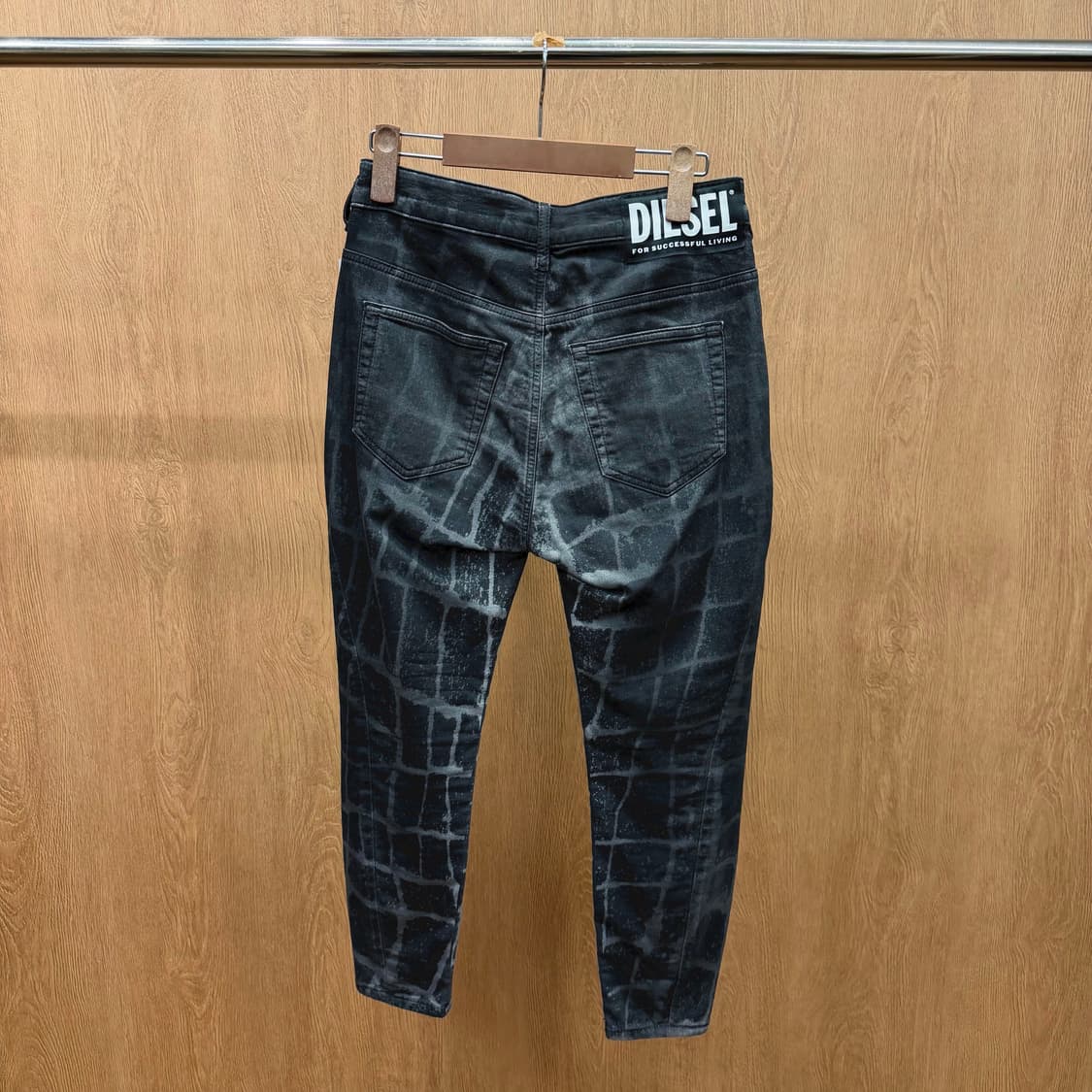 디젤 데님 팬츠 스케일 패턴 백밴딩 로고 패치 백포켓 디테일 흑청 상품이미지3