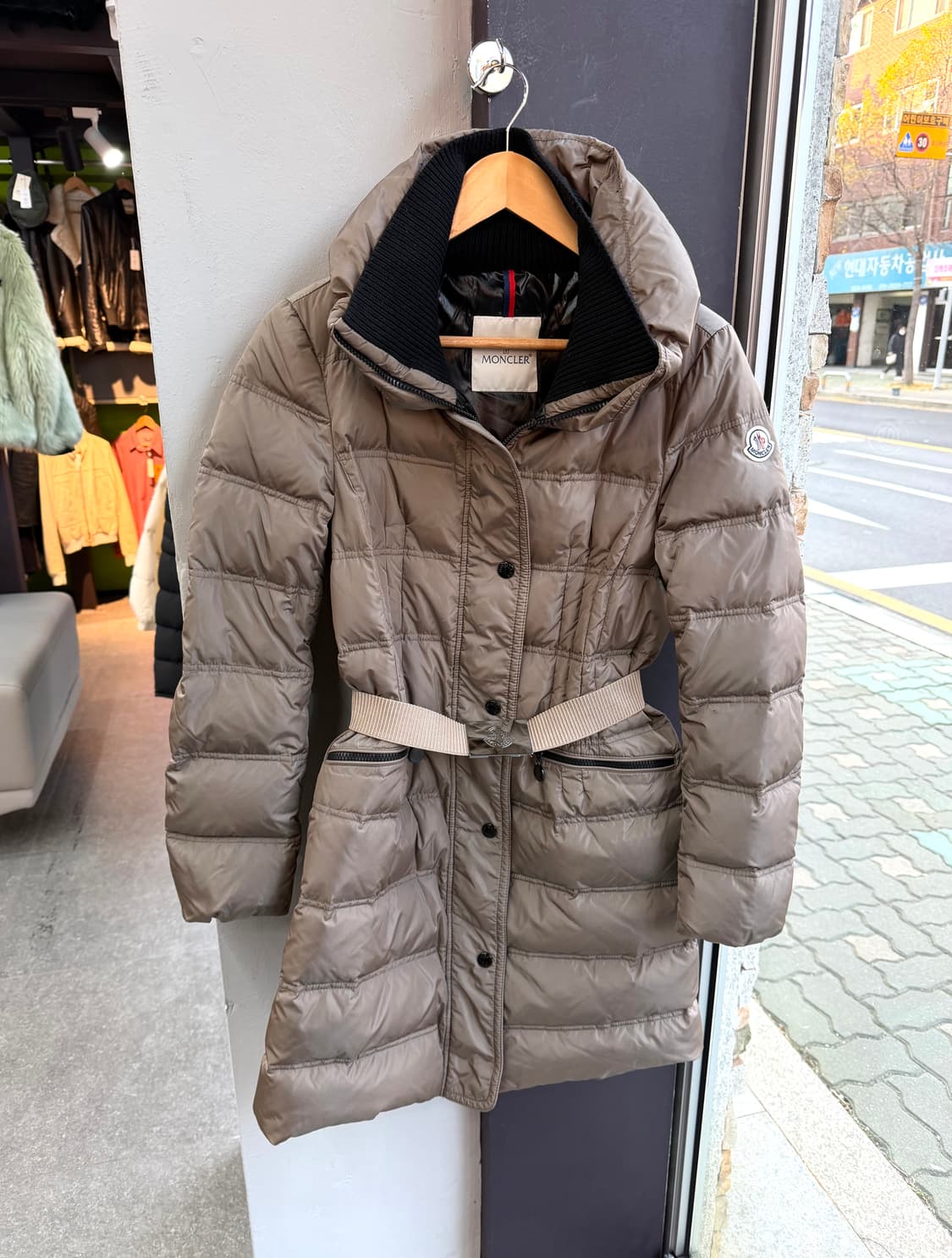 1/ 몽클레어 벨티드 와펜 구스다운 롱패딩 상품이미지3