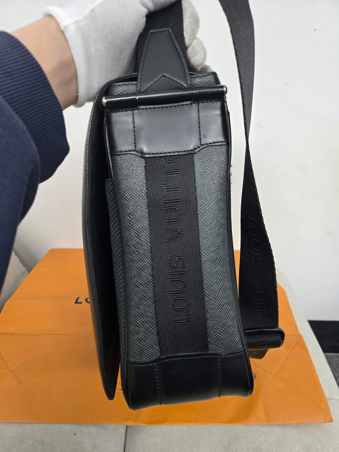 [보증서 정품] 루이비통 타이거 디스트릭트 숄더백 상품이미지2